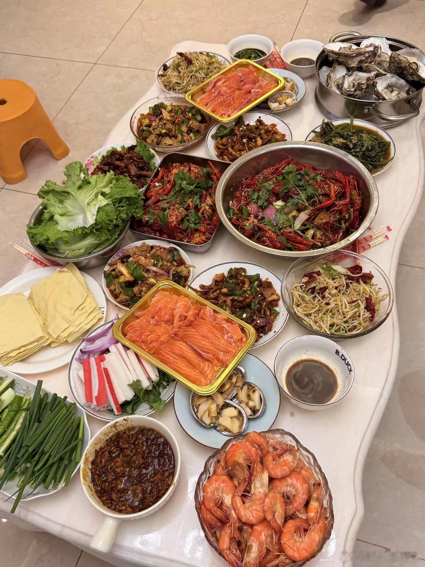 闺蜜过生日，昨晚在她家蹭饭。不懂就问，这桌菜成本要500块吗？