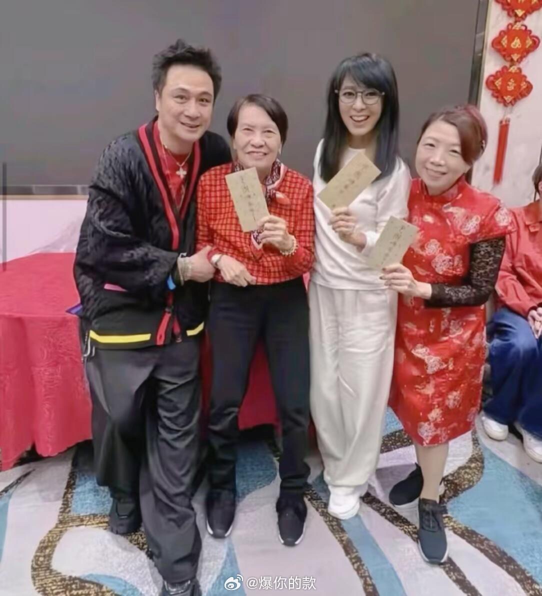 吴镇宇带17岁儿子费曼到亲戚家拜年