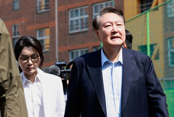 尹锡悦又进看守所，老婆也面临16项指控，李在明誓要让其无法翻身？据多家韩媒报