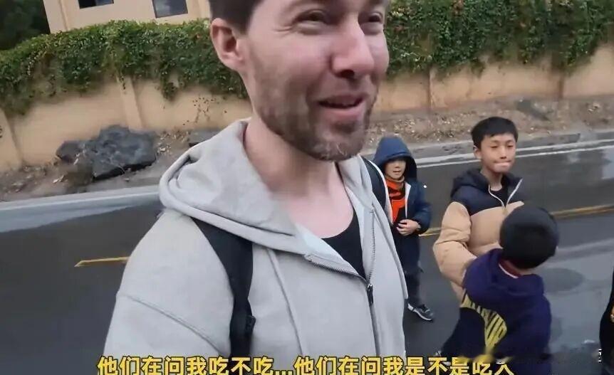最近，网上一个中国小孩硬控外国博主的视频火了。一个曾经当过CIA的外国博主tom