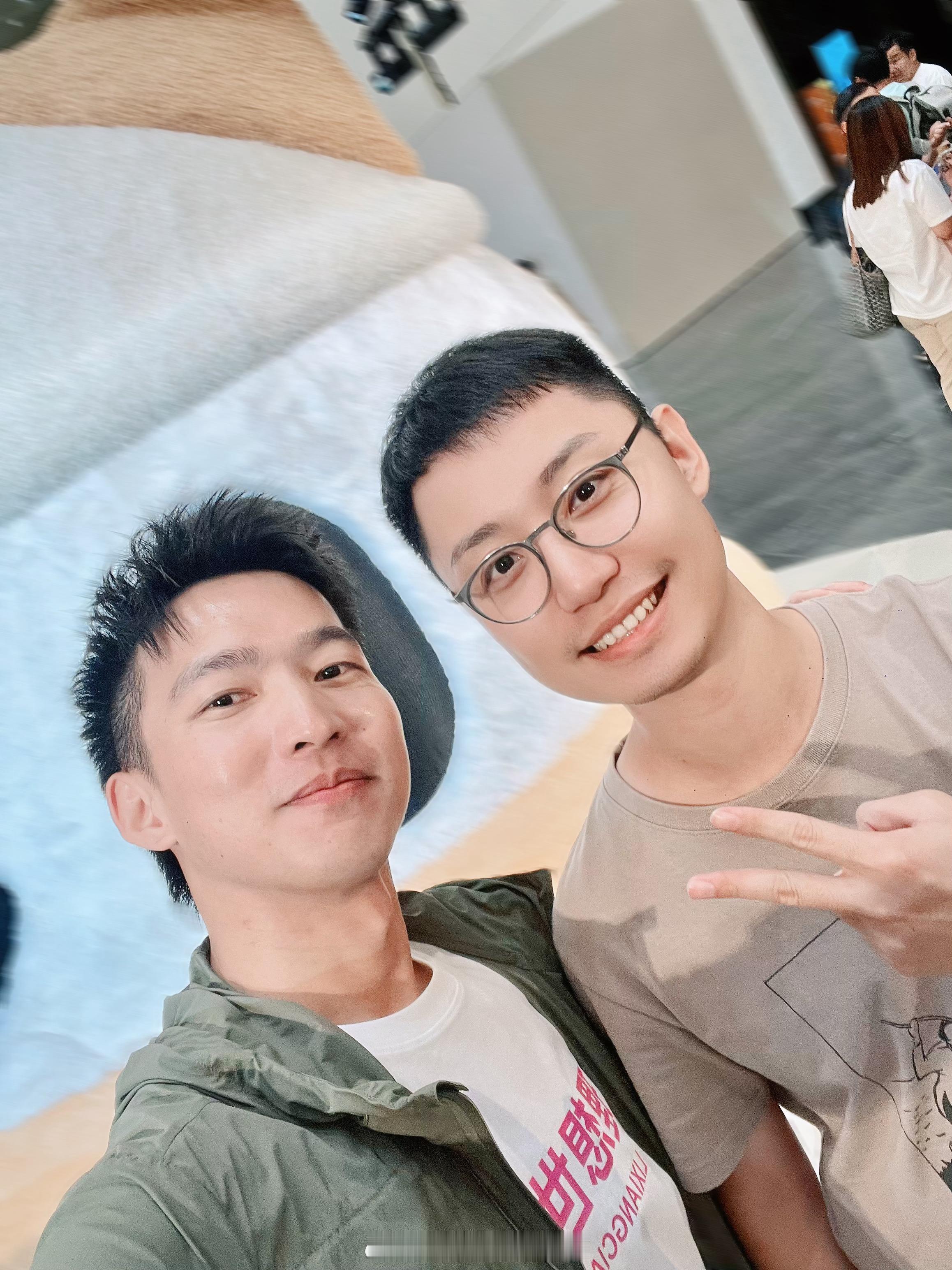 理想i8今天正式交付了！🎉🎉接下来就轮到的理想i6登场了！等着你说的“1