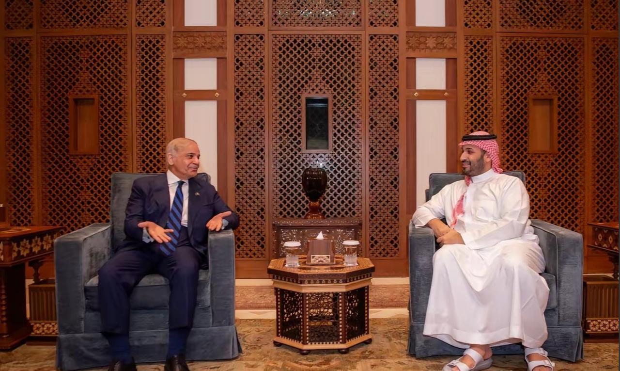 3月12号，巴基斯坦总理夏巴兹干了一件特别急的事——他突然飞到了沙特吉达，见了王