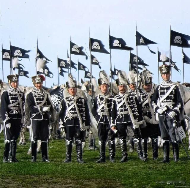 这张彩色照片展示的是1910年德意志帝国陆军第1近卫骠骑兵团的士兵们。这支精锐骑