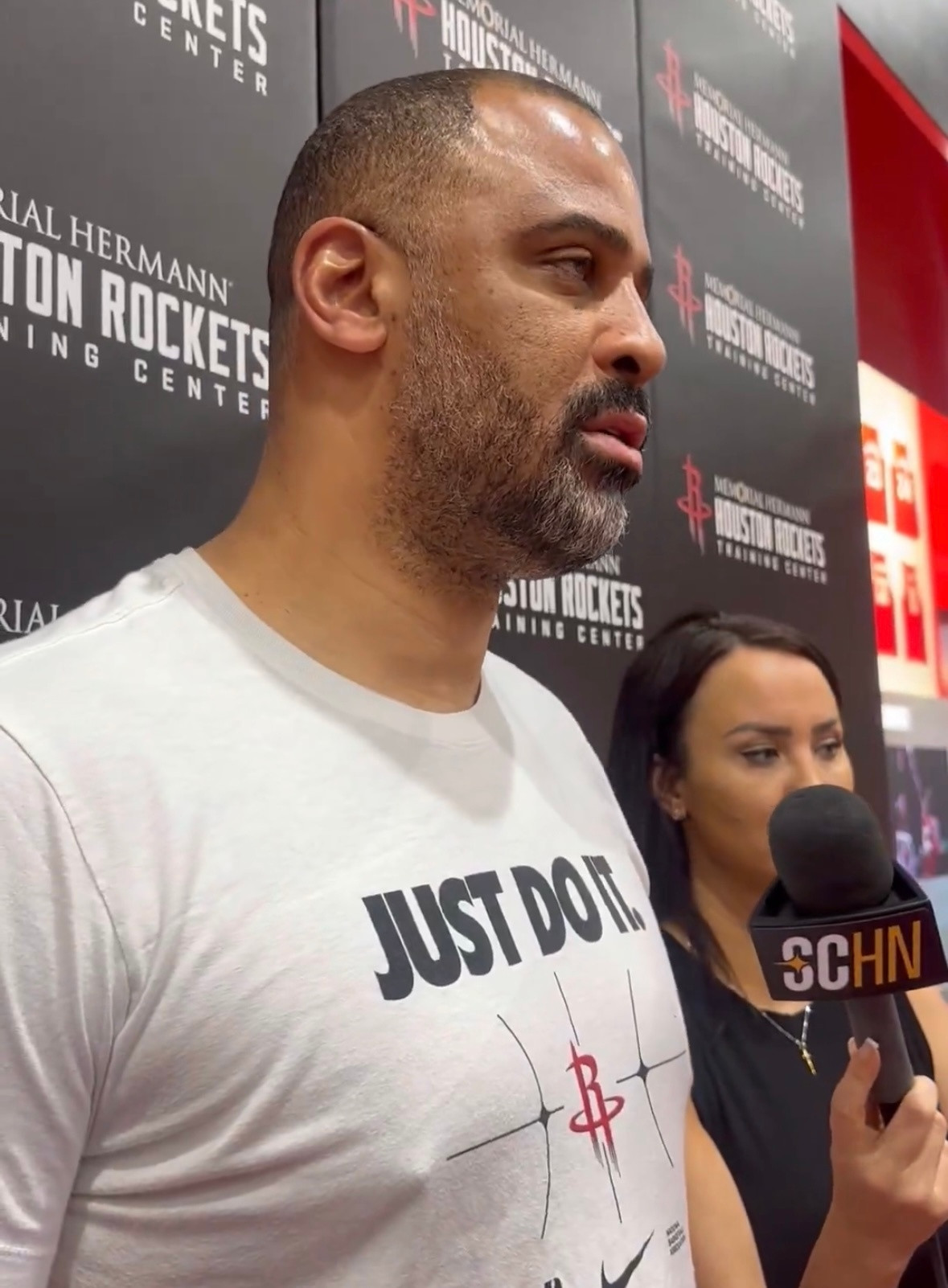 乌度卡透露杜兰特今日仍在接受左脚踝治疗杜兰特依旧为出战成疑。他将在明日投篮训练以