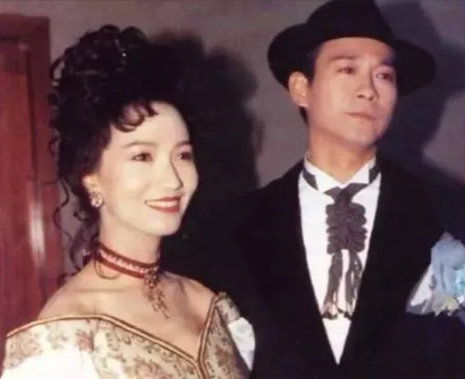 1979年，郑少秋被媒体曝出，陪赵雅芝去妇产科检查身体。赵雅芝被曝出怀孕，沈殿霞