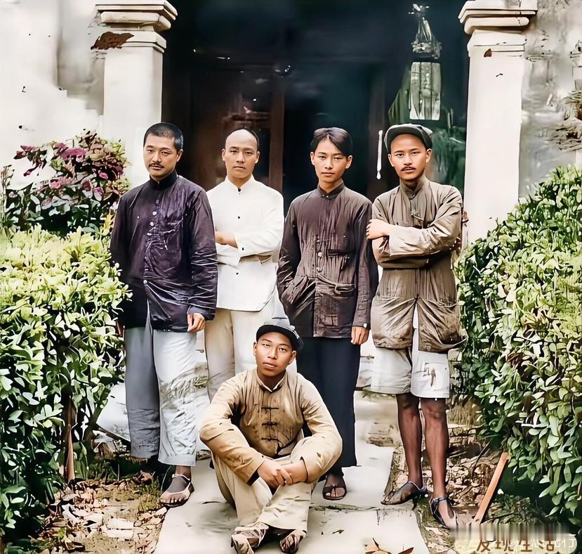 1934年10月，长征途中的红军五虎将，衣衫褴褛，脚踩草鞋，连脚趾都露在外面。可