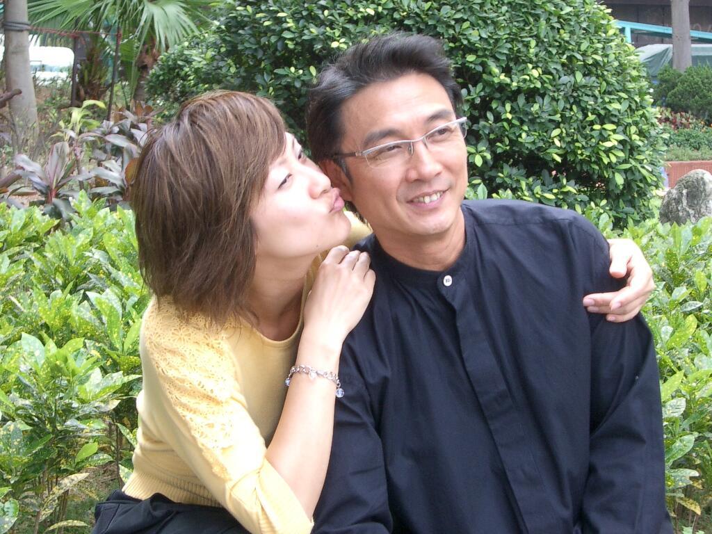 这是刘松仁自己发的图和内容，这些照片看着，其实不太懂他们合影为啥要这么亲密