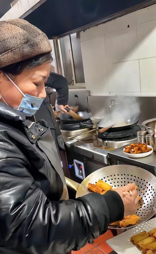 浙江杭州，夫妻开饭店8年，为了给患脑瘫的女儿治病，背上百万债务，8年时间没回过老