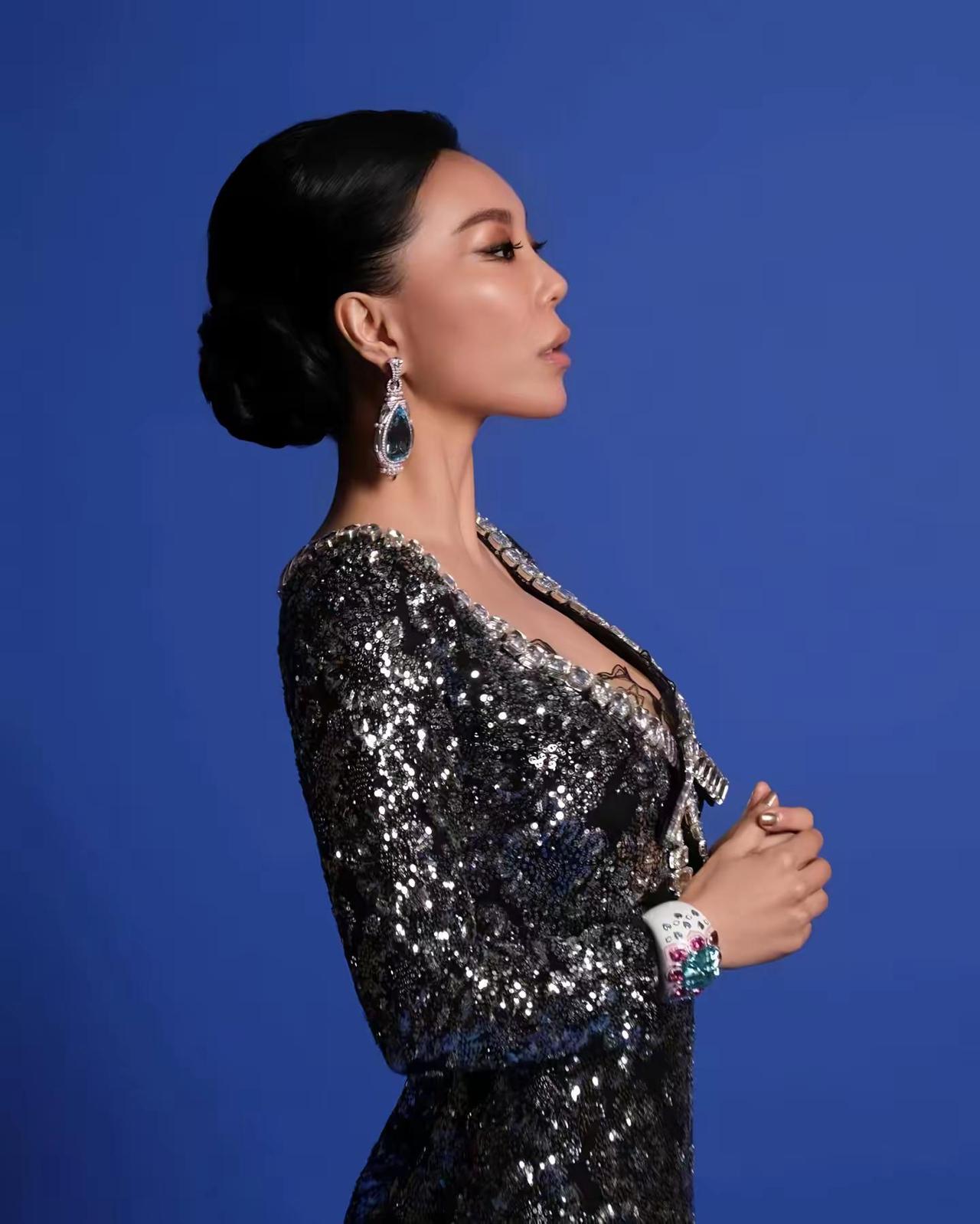 整个巴黎高定时装周都在安静的等我的范大美人带我的设计…..一觉醒来发现她原来让我