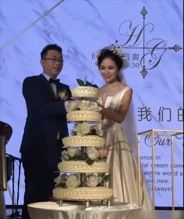 冲何嘉炜在妻子生病五年期间没想着逃跑，没想着离婚再娶一个给自己生孩子的妻子，而是