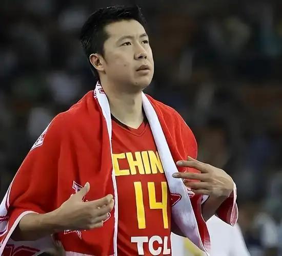 王治郅这次不是在抱怨，是在掀桌子。他公开炮轰中国篮球拿纳税人的钱养天价外援，