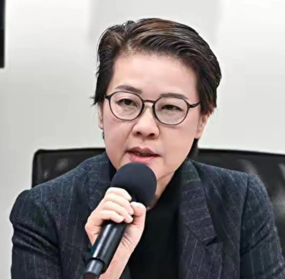 黄国昌为什么会坚持民众党不分区立委两年任期的规则，其实就是要找一个借口让黄珊珊也