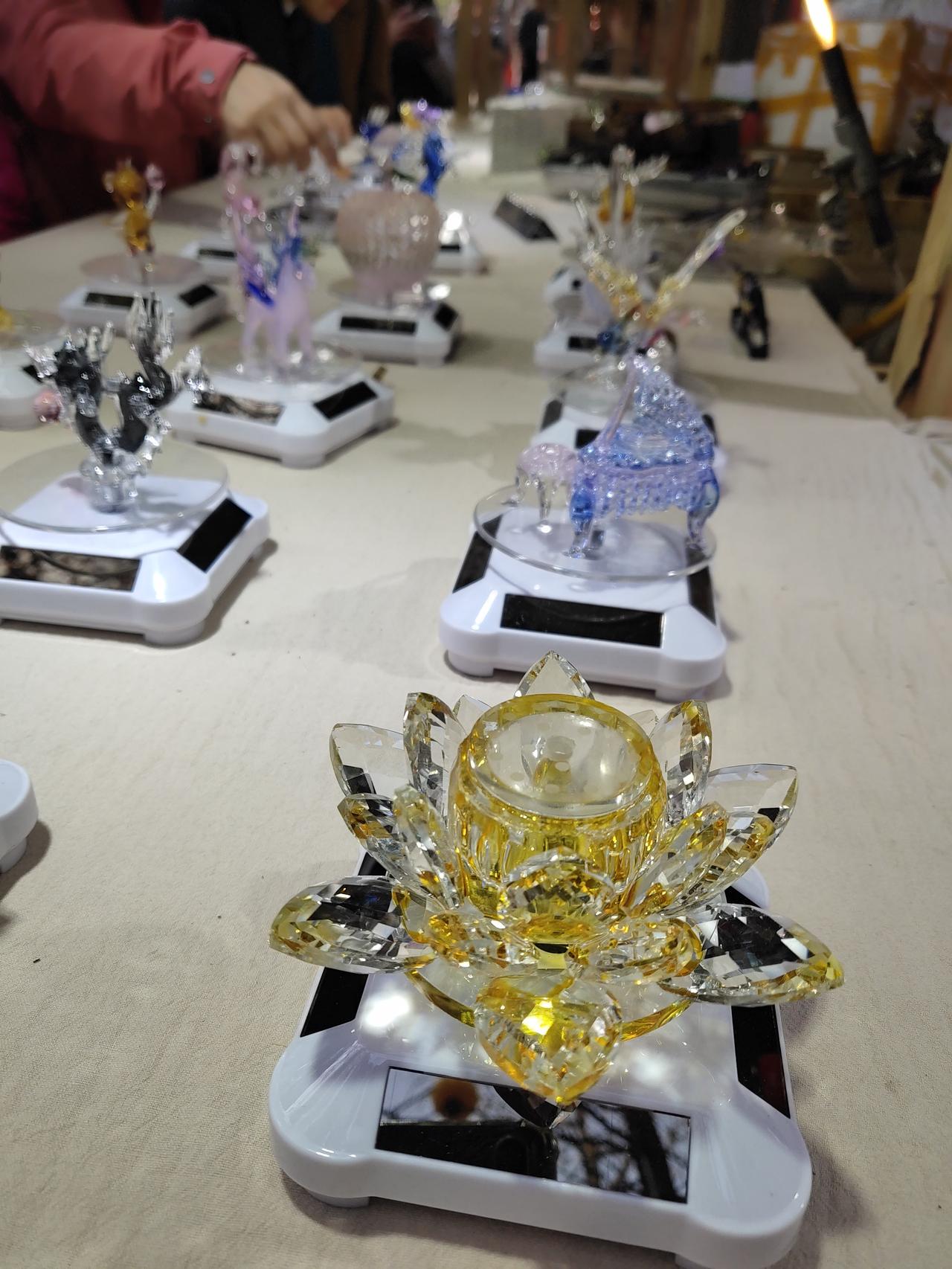 我感觉这个在白鹭洲公园卖玻璃工艺品的老板要赚翻了，今天在白鹭洲公园看到几个手艺人