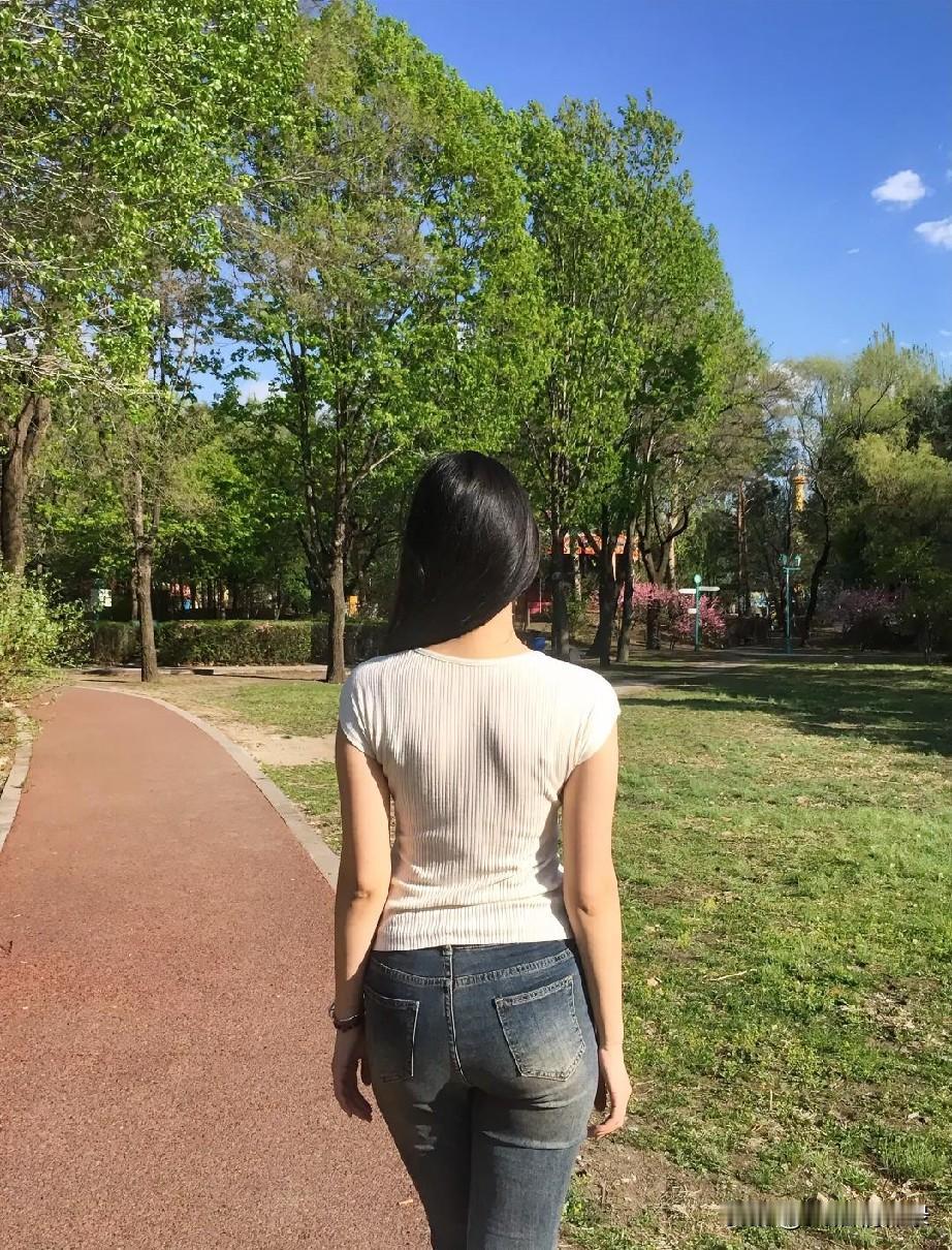 生命力，从来不是争分夺秒的狂奔，而是日复一日、默默扎根的向上。不争一时高低，