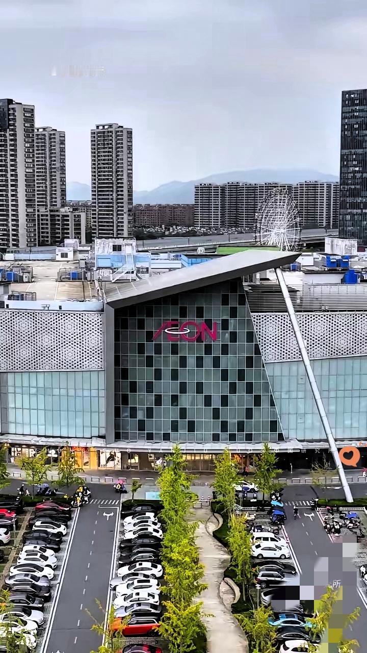 杭州人逛疯的永旺梦乐城，哪是靠“免费停车”火10年？说真的，杭州余杭这日本