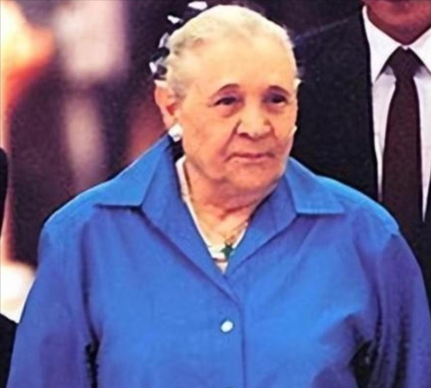 1939年，蒋经国的妻子蒋方良正在屋内行走。突然，她脱光了自己的衣服，从楼上跑到