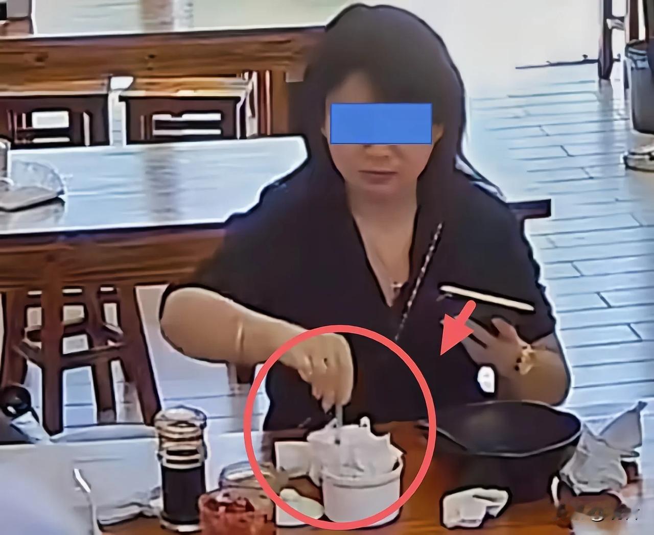 馄饨店老板被套路了！上海，往辣椒罐塞鼻涕纸的女子，31岁，离异，外企小主管，老板
