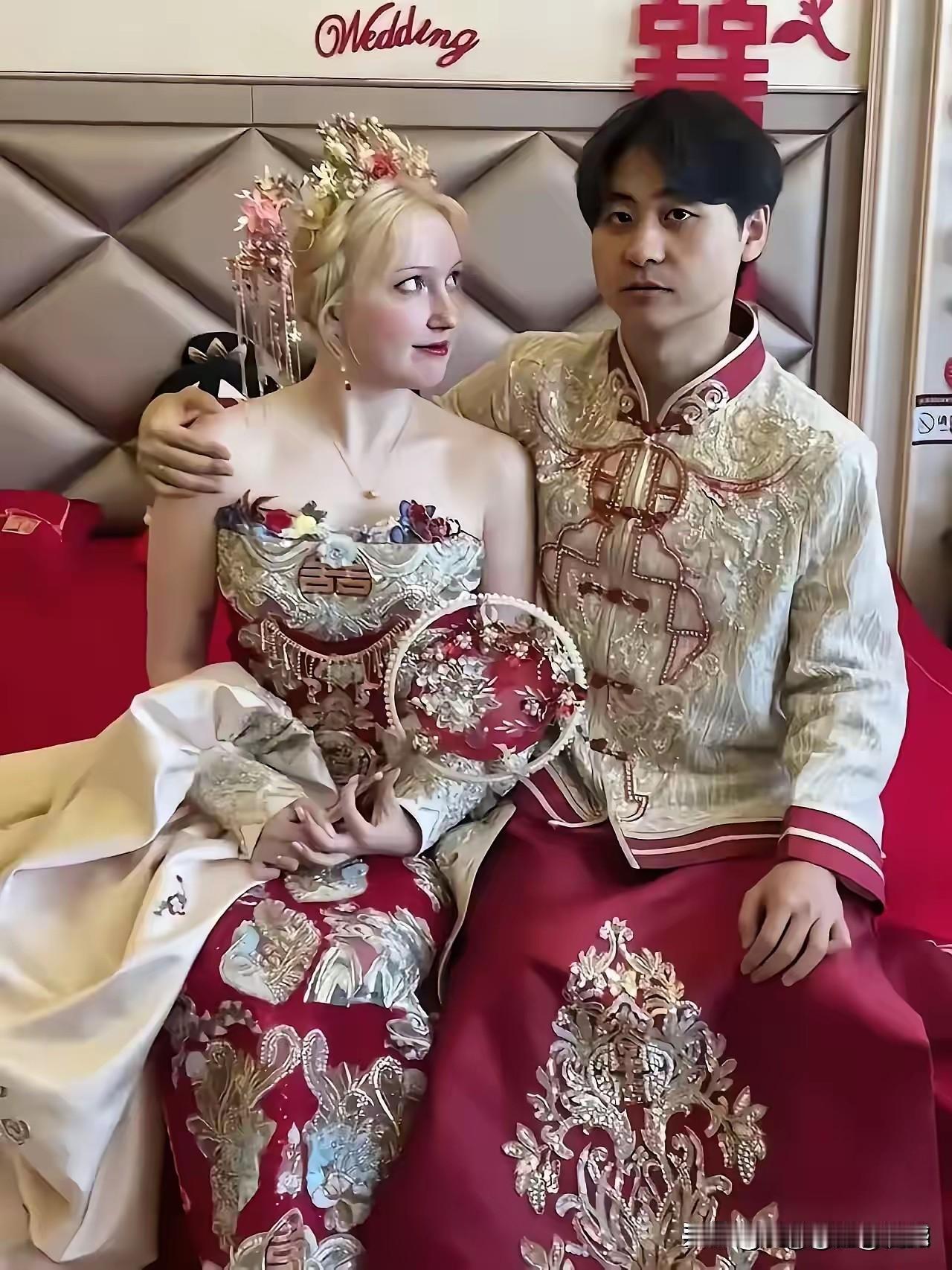 帅气小伙娶了一个漂亮的外国女子，并且按照我们的婚礼传统，穿上我们的传统服饰举行了