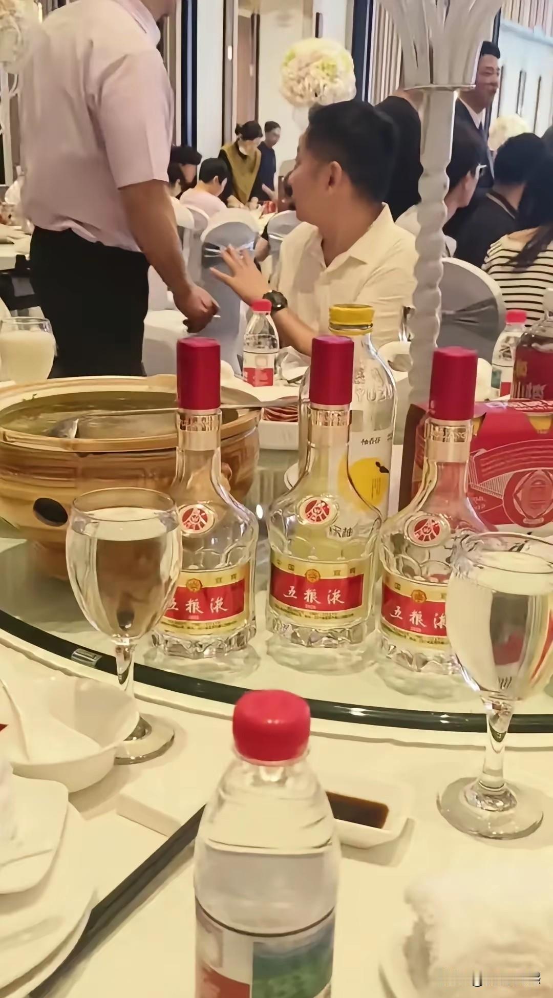 婚礼上喝五粮液，这绝对不是一般的婚礼，普通人家根本就整不起这种酒，有好酒必然有好