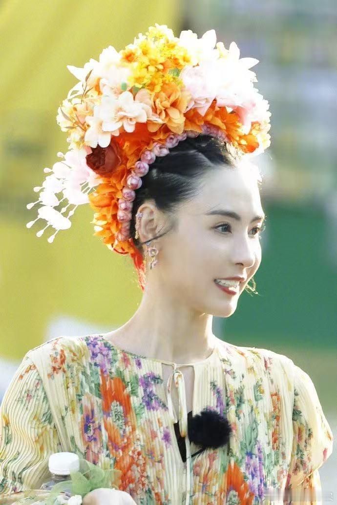 张柏芝簪花配花裙这是什么神仙造型师啊！给张柏芝设计的这个簪花look既古典又时
