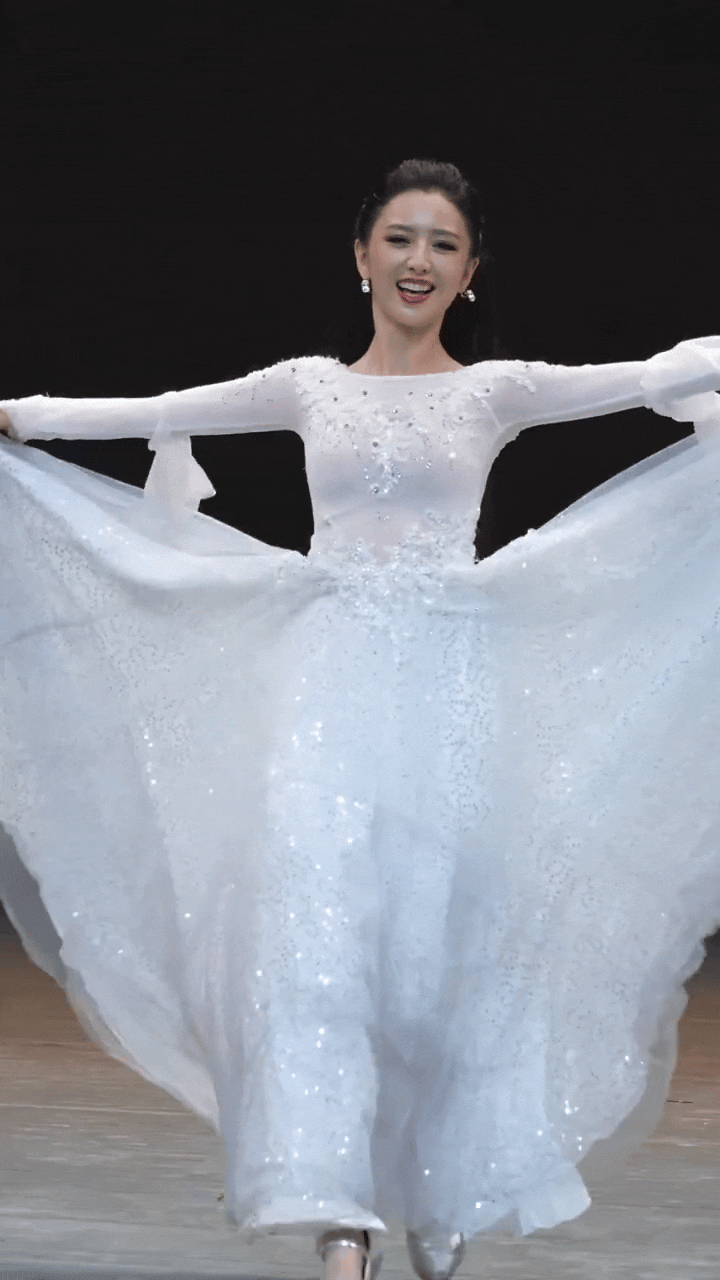 谁懂佟丽娅舞台表演谢幕写一段的含金量？真的好美呀，简直美的不可方物！