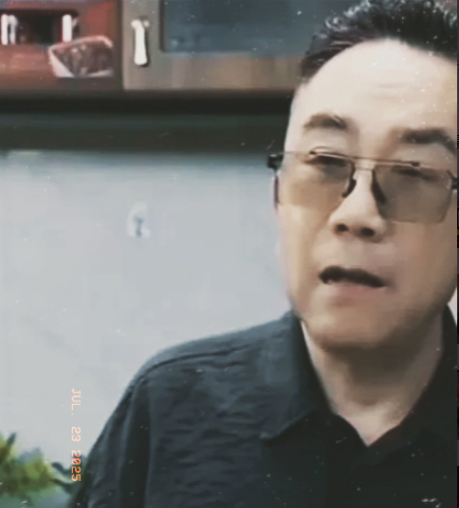杨议在直播间掰着指头算账。他说这些年干啥都赔钱。影视基地投了三千多万，手