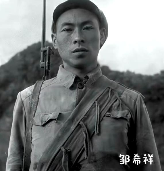 1952年晚，几名美军举起刺刀对着志愿军的遗体刺捅，没多久便大摇大摆地离开，却不