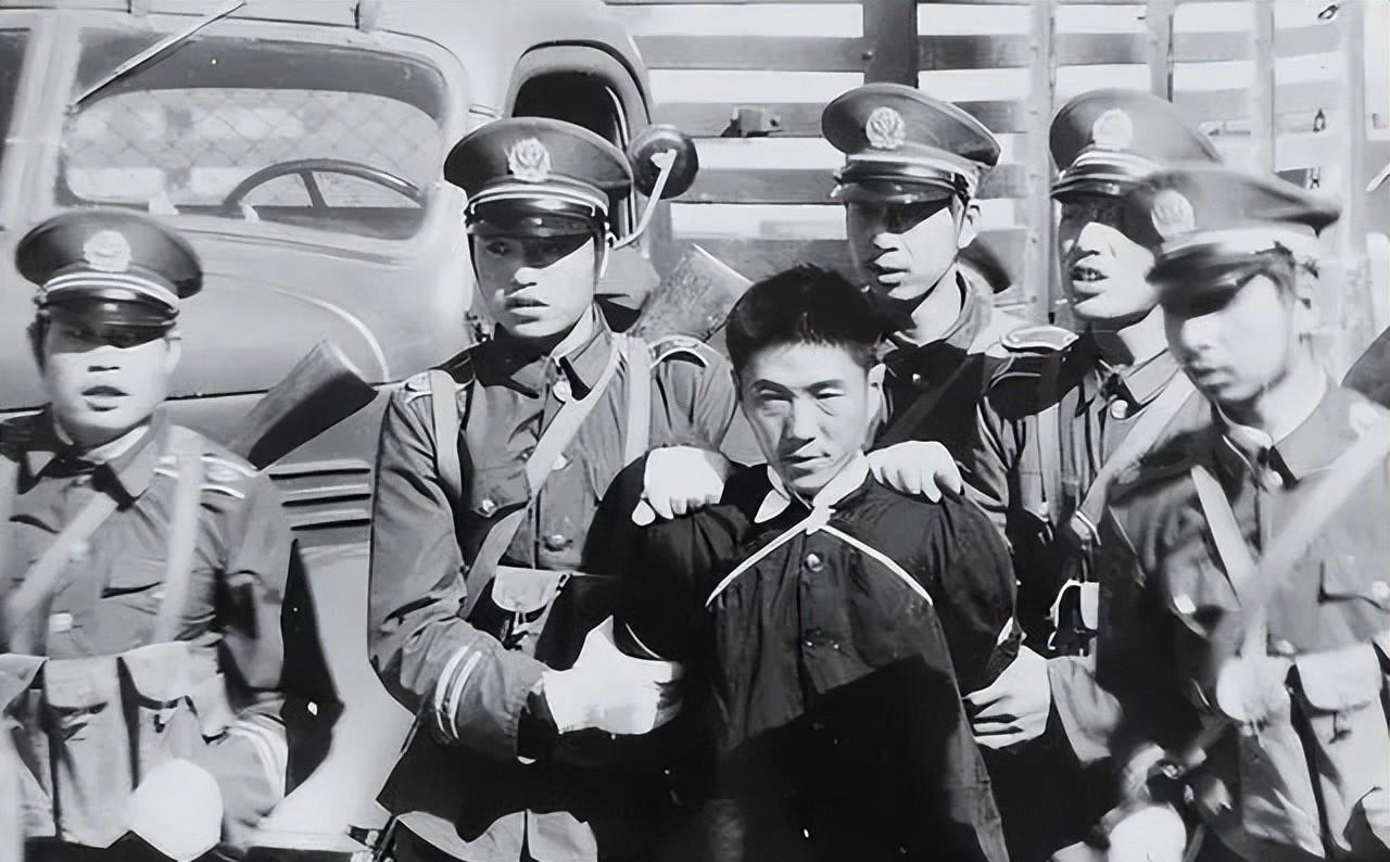 1979年2月27号，青海省委家属院里，一个17岁的男孩王强被邻居捅了14刀，当
