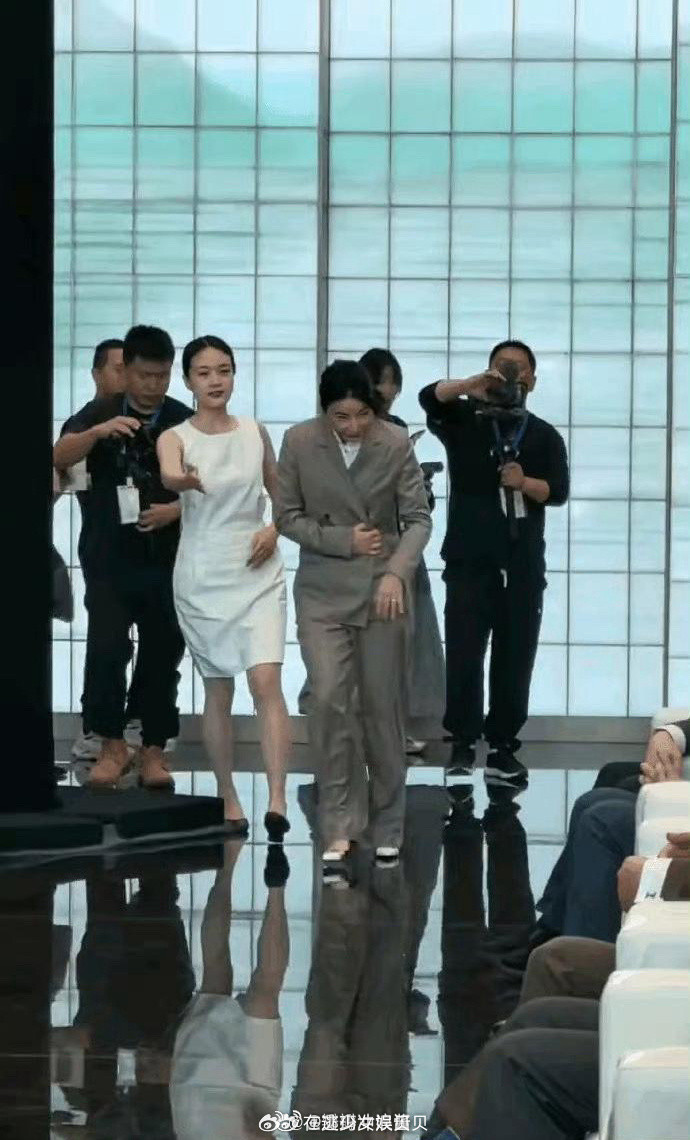 都说郭晶晶挤不进香港的贵妇圈，可她坐的可是贵妇的男人们那一桌啊