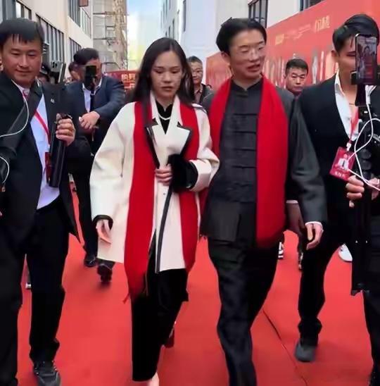 千万网红郭有才公司开业，典礼规模不输三只羊，老爸穿貂戴礼帽，翻身了！​​​