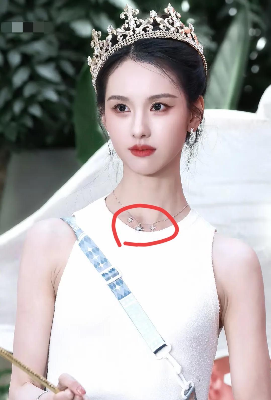 主持人问:“如果男朋友出/轨了自己的好朋友，你会怎么办？”陈都灵毫不犹豫地回