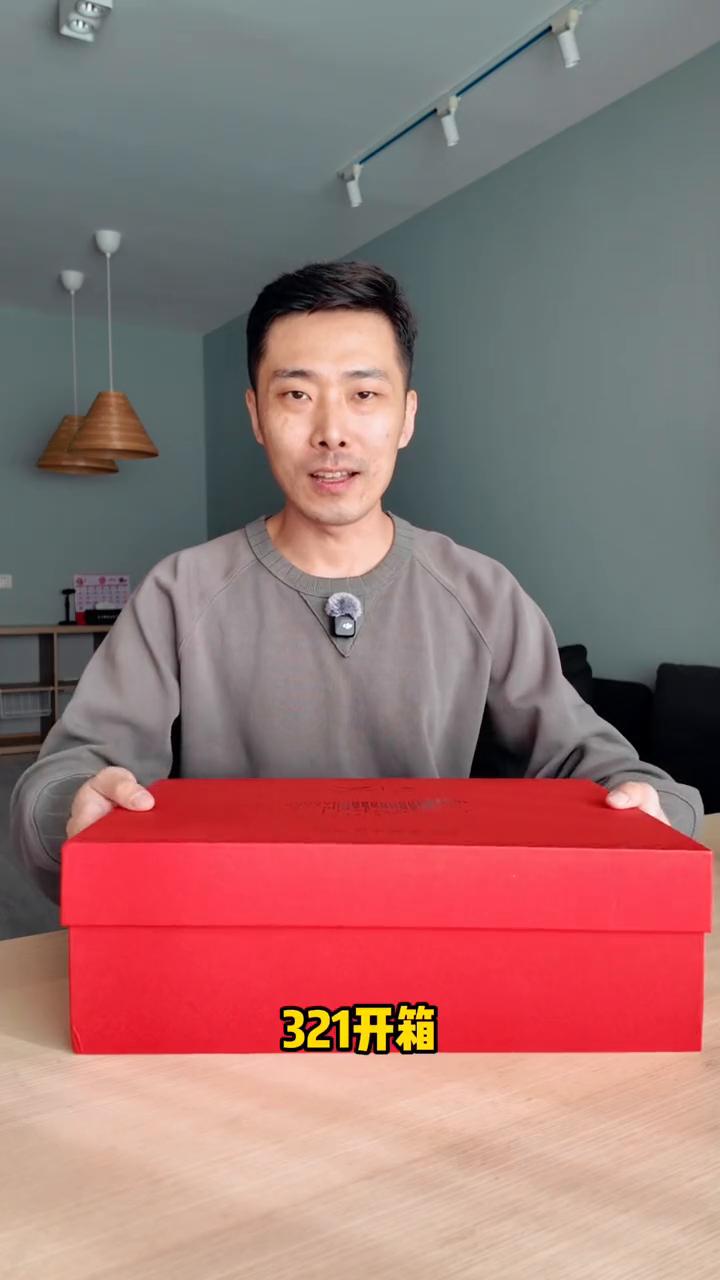 五菱新春礼盒收到了，赶紧给大家开箱看看都有哪些宝贝。这个礼盒还是不小的，3、2、