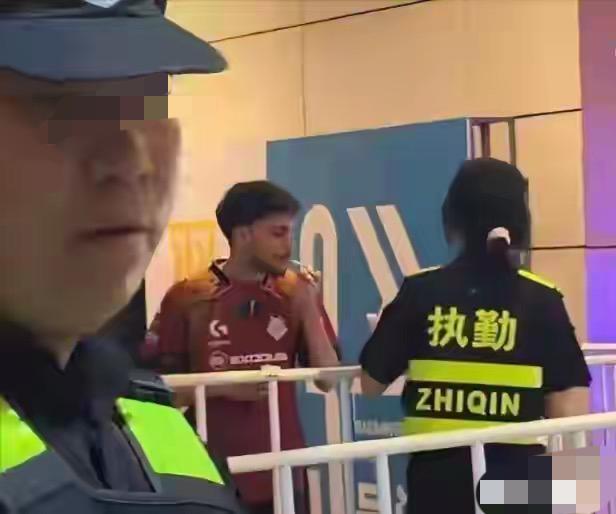 实在是太离谱了！上海梅赛德斯奔驰文化中心，CS全球冠军赛比赛期间，后台通道发
