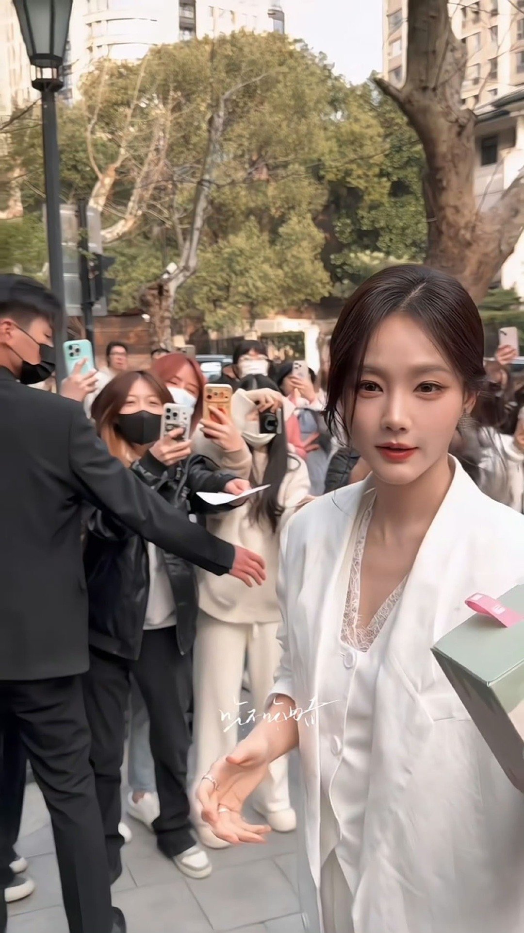 谁把李一桐挤成这样了救命！这表情我能笑一年！被挤得五官都快团成球了，还硬撑着营业