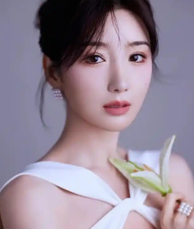 久未露面的毛晓彤冲上热搜不过这次不是因为恋情，而是她自曝自己28岁生日的时候曾