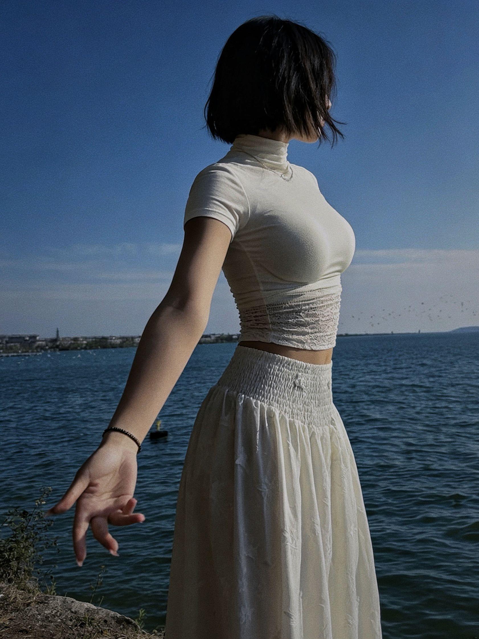 已识乾坤大，犹怜草木青。