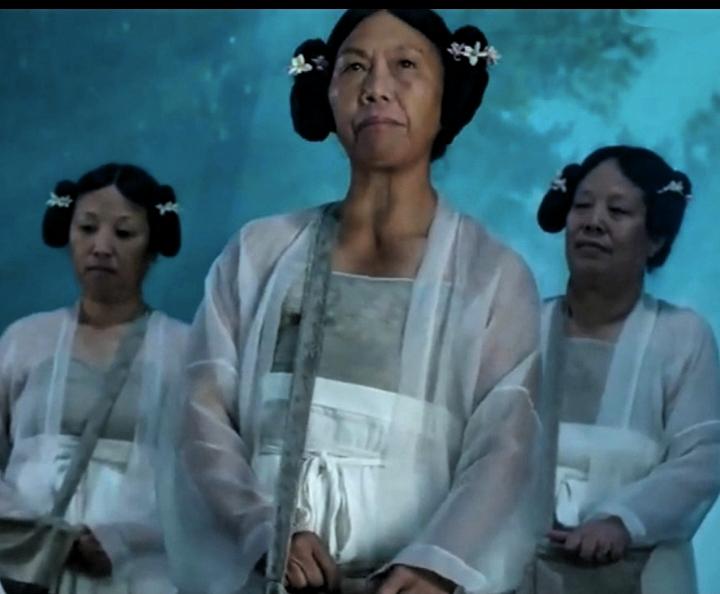 周星驰的电影最让我奇怪的是，不是无厘头的笑点，也不是选女主的眼光，而是总带着那个