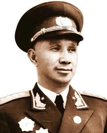 1970年1月周恩来对粟裕说：部队你回不去了，留我身边工作吧！1967年春，国