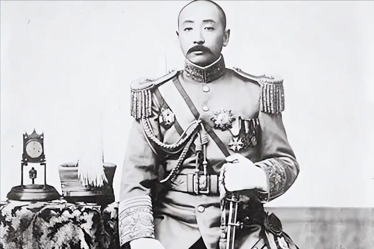 1918年，张作霖让韩麟春拿着50万大洋去上海买军火，他却全输掉了，张作霖大怒：