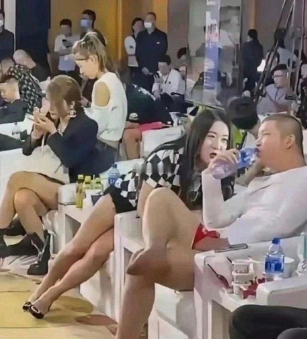 大网红聚会，这坐姿也太随性了吧