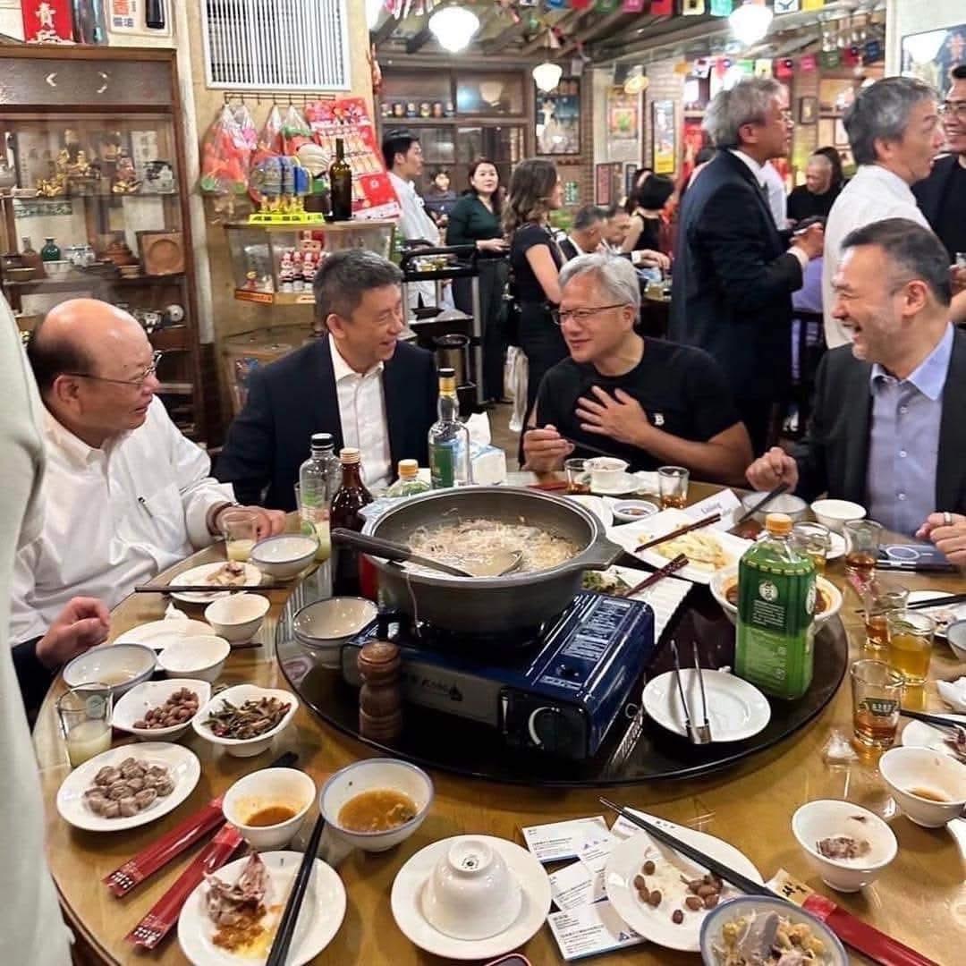 辉达（NVIDIA）执行长黄仁勋回台湾，特别宴请两批人：一场是台湾科技业的大老板
