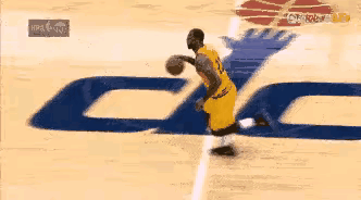 同样是快攻，詹姆斯脚步比乔丹干净的多，图一乔丹运球快攻，面对防守球员从容的完成变