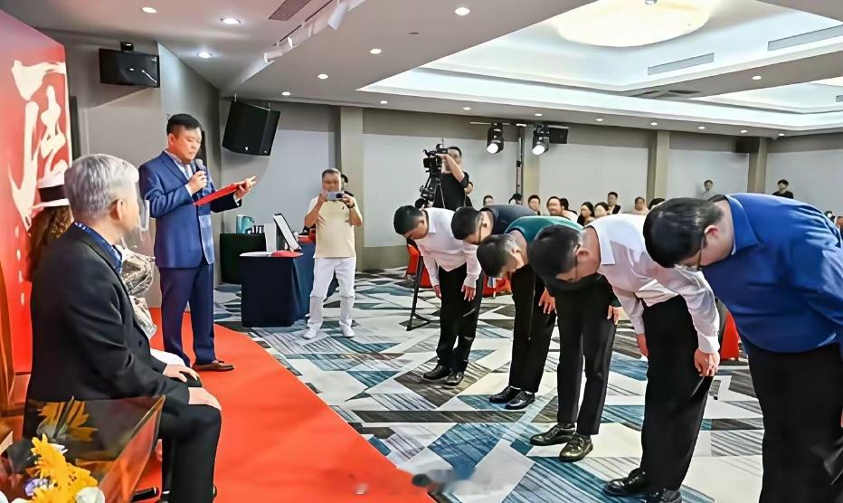 2026年9月30日，在北京，姜昆的入室弟子周炜收徒仪式上的一幕，5位新徒弟向师