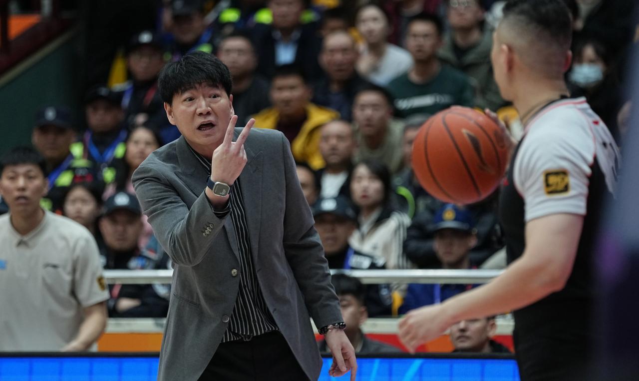 山东队派出三人组到美国拉斯维加斯NBA夏季联赛的现场考察外援，这三人分别为邱彪、