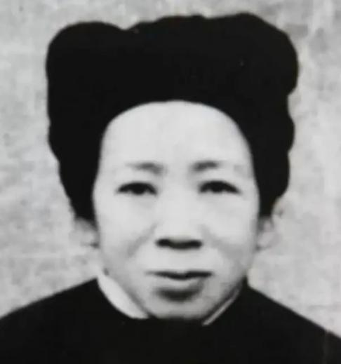 1982年，河北老太太张翠萍临终前紧紧拉住儿子朱海清的手，反复叮嘱：“你记住，我