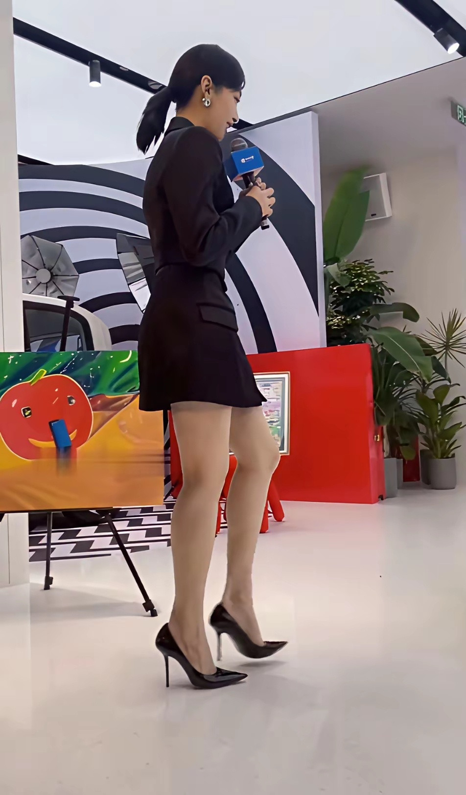 宋茜这腿才是正常的好看的腿吧，健美又匀称，可能这腿以娱乐圈的标准来看会有点粗，但