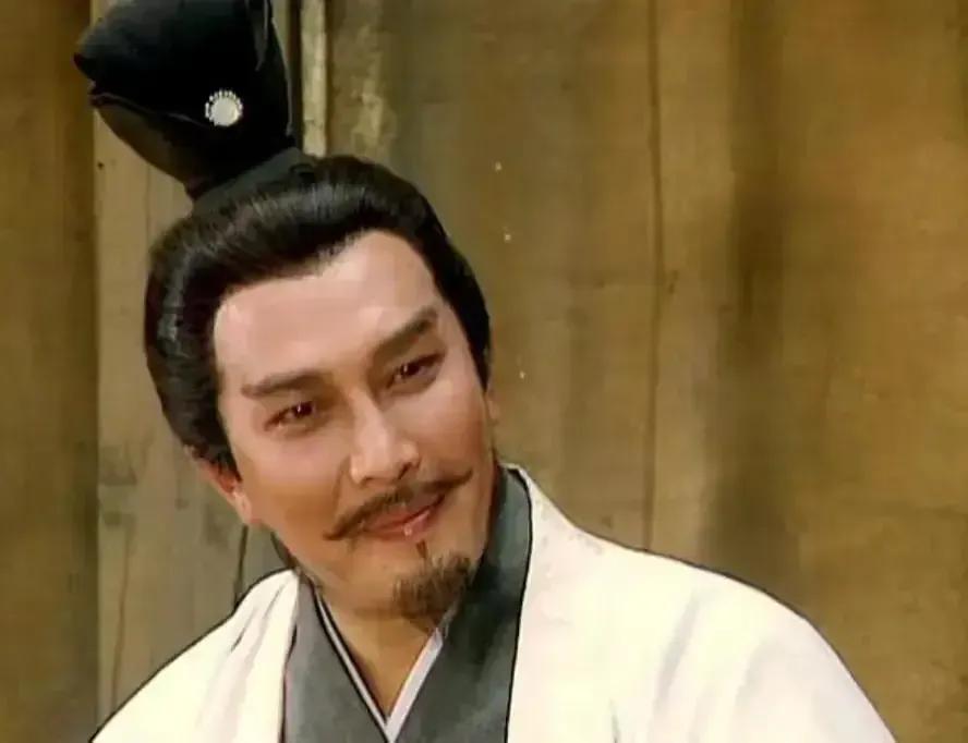 常言“当局者迷，旁观者清”，诸葛亮的人生轨迹便是这一哲理最生动的注脚。未出