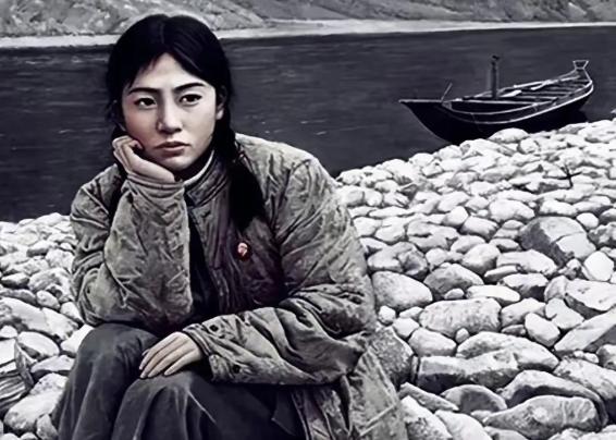 1971年，女知青白春兰为了报恩，嫁给了一农民。然而，新婚之夜，当白春兰
