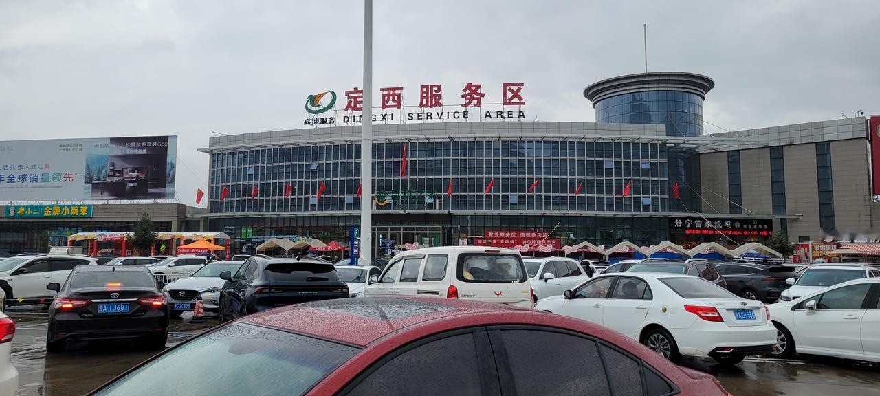 今天早上7:30分从兰州出发，大雨如注。出城的时候，车已拥堵不堪，走走停停，停停