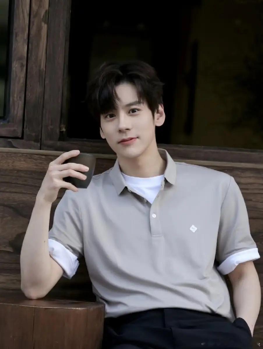 我敢大胆预言，魏哲鸣这次真的要彻底火出圈！蛰伏多年，演技稳、颜值抗打，偏偏一直低